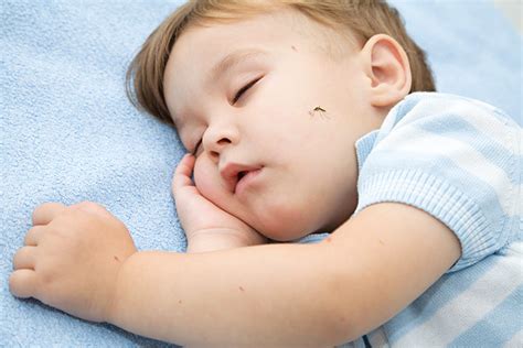 Kur bebi mjeshtëron kapjen pickim zakonisht nga 9-12 muajsh aftësia për <b>të</b> mbajtur objekte <b>të</b> vogla si bizele apo makarona në formë mes gishtit <b>të</b> madh dhe atë tregues do <b>të</b> përmirësohet ndjeshëm. . Msyshi te femijet